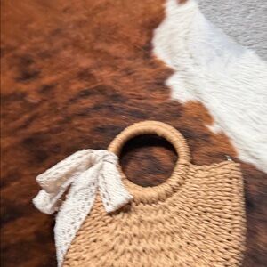 Elegant Tan Woven Handbag with Cream Accent